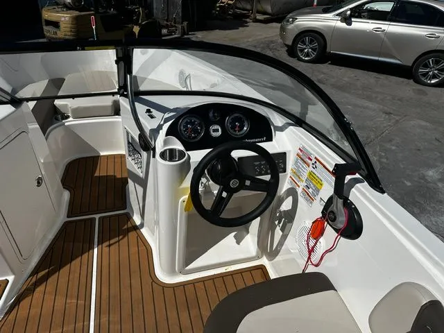 Slide: The Image of Bayliner Element 21 2022 - 10