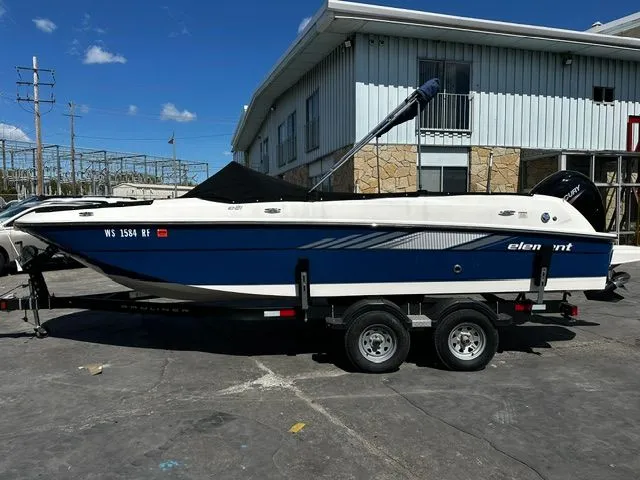 Slide: The Image of Bayliner Element 21 2022 - 3