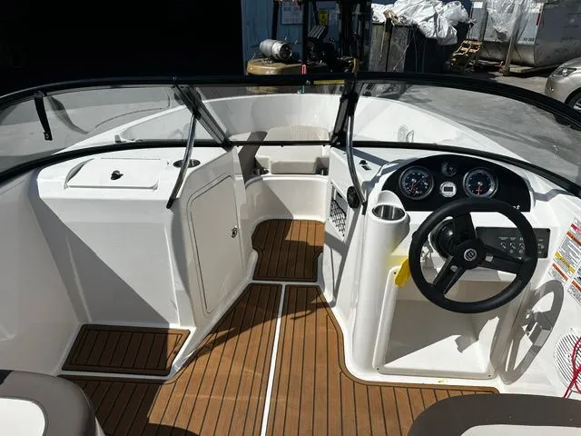 Slide: The Image of Bayliner Element 21 2022 - 9