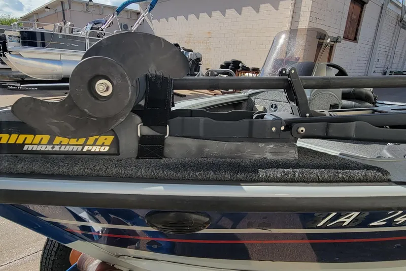 Slide: The Image of 2005 Lund Mr. Pike 16 boat with Minn Kota Maxxum Pro trolling motor. - 16