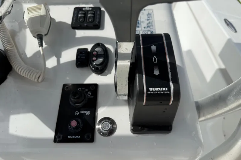 Slide: The Image of Control panel of a 2016 Panga 22 BOCA GRANDE boat with Suzuki remote control. - 23
