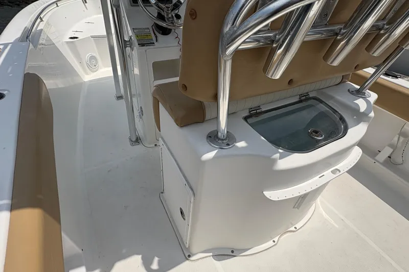 Slide: The Image of Steering console of a 2013 Seahunt Triton 225 boat with Yamaha controls. - 20