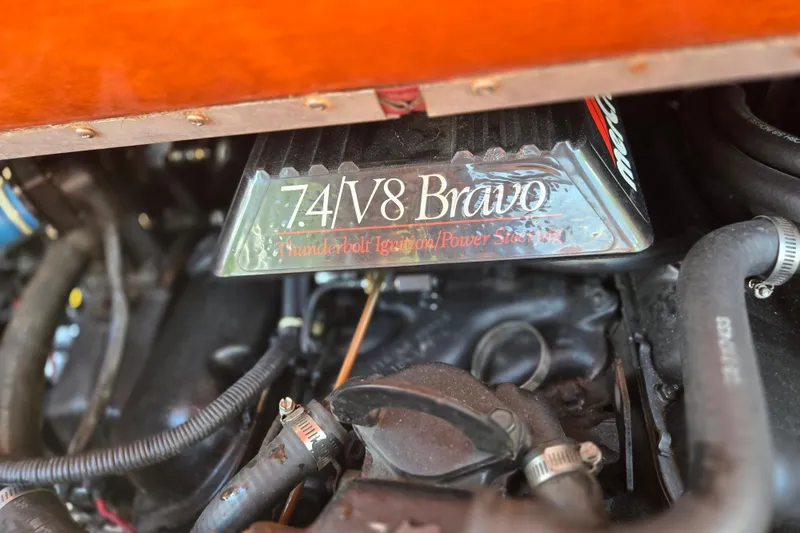 Slide: The Image of 1990 Windsor Craft Cuddy engine, 7.4L V8 Bravo with Thunderbolt Ignition. - 18