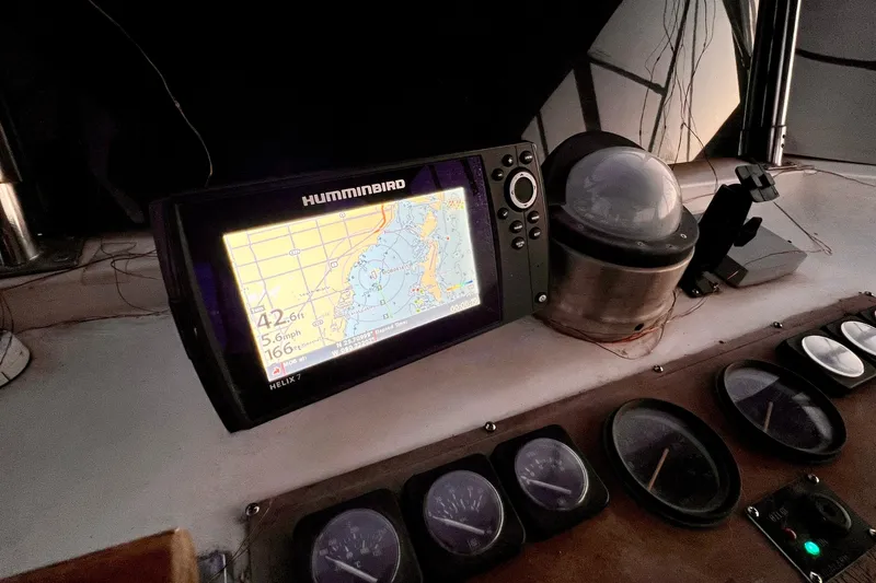 Slide: The Image of Helm of 1985 Heritage East 40 Sundeck with Humminbird navigation system and gauges. - 64