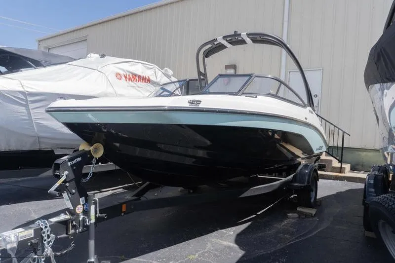 Slide: The Image of 2026 Yamaha Boats AR195 on trailer, parked outdoors near a building. - 3