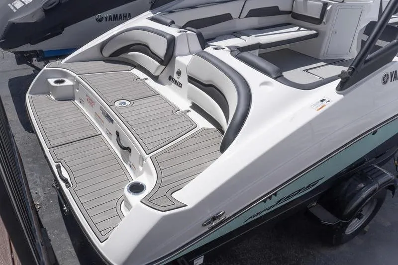 Slide: The Image of 2026 Yamaha Boats AR195 with sleek seating and modern design. - 4