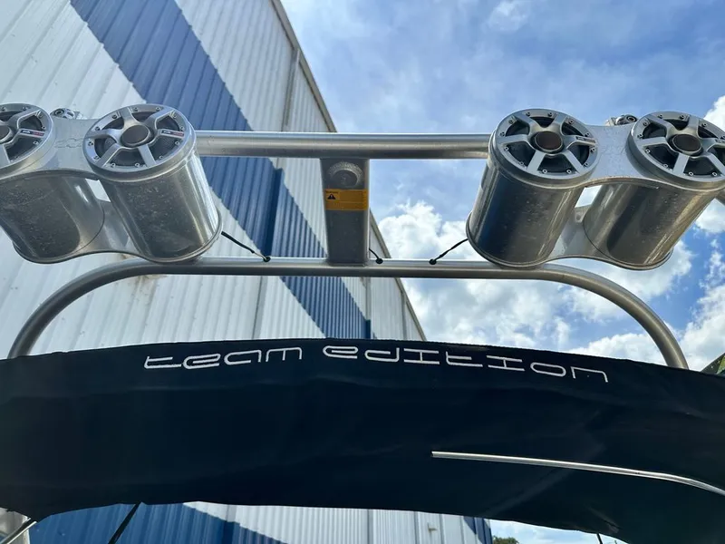 Slide: The Image of Nautique 211 Team Edition 2007 with speakers and sky view. - 23