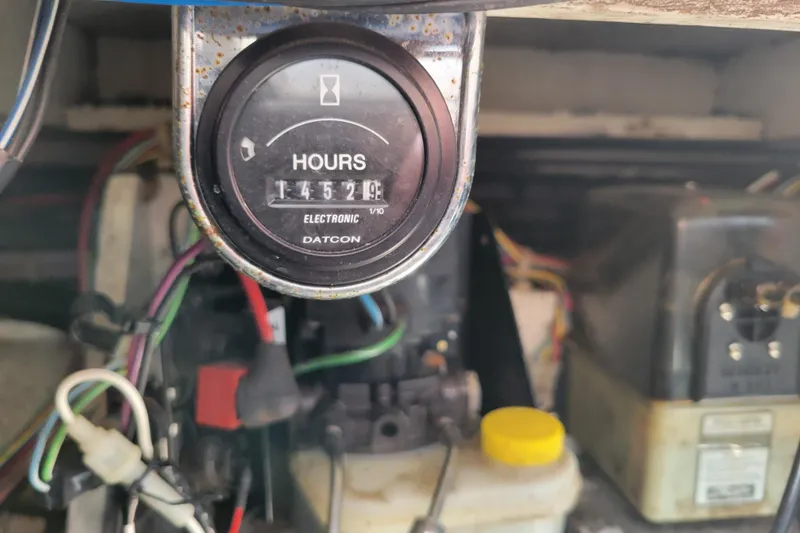 Slide: The Image of Hour meter reading 1452.9 on a 1999 Bayliner 3055 Ciera Sunbridge boat. - 29