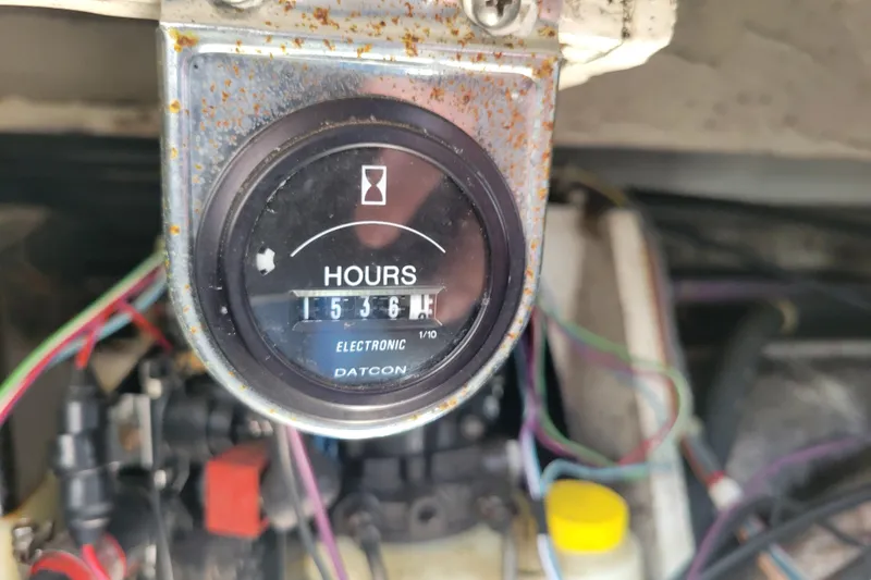 Slide: The Image of Hour meter showing 1536 hours on a 1999 Bayliner 3055 Ciera Sunbridge. - 30