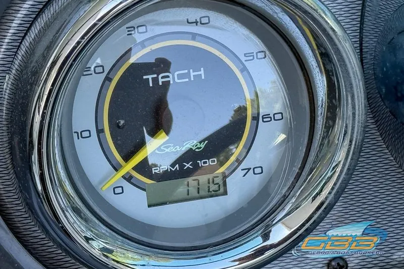 Slide: The Image of Tachometer of 2014 Sea Ray 190 Sport showing 171.5 RPM x 100. - 7