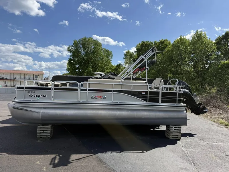 Slide: The Image of Lowe SF 214 Sport Fish 2016 - 10