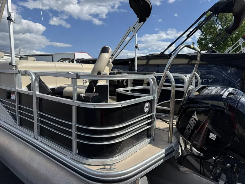 Slide: The Image of Lowe SF 214 Sport Fish 2016 - 16