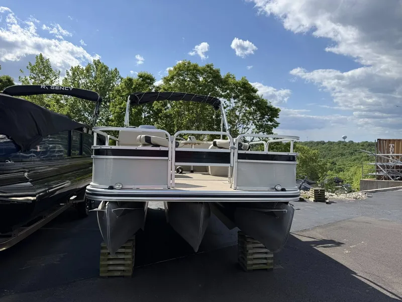 Slide: The Image of Lowe SF 214 Sport Fish 2016 - 9