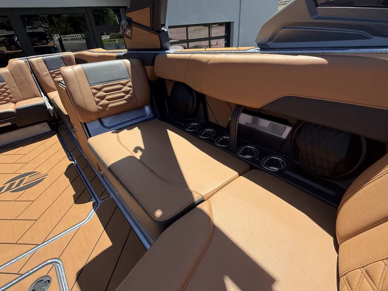 Slide: The Image of Interior of 2026 Malibu 26LSV with luxurious leather seating. - 16