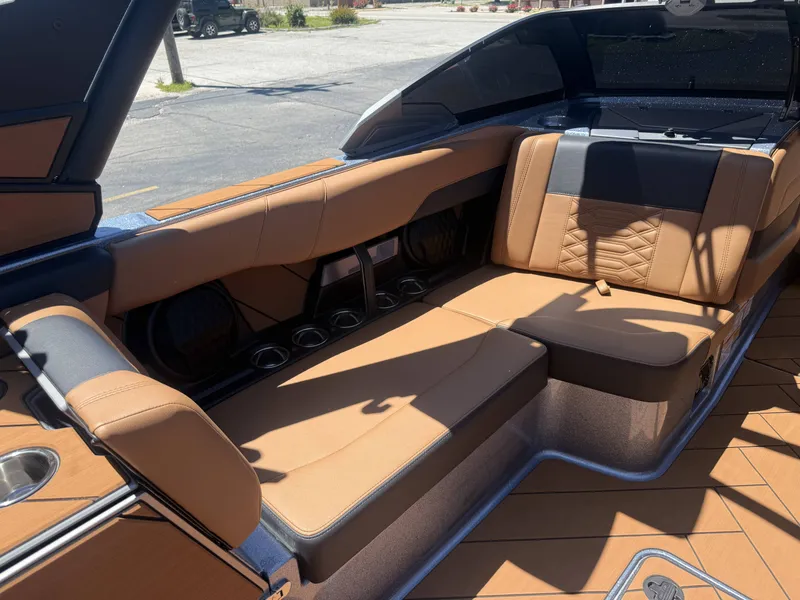 Slide: The Image of Interior of 2026 Malibu 26LSV with luxurious leather seating. - 28