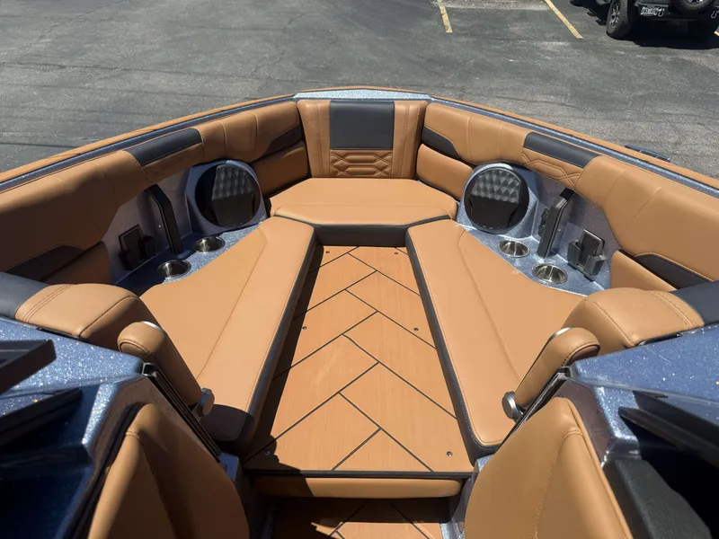 Slide: The Image of 2026 Malibu 26LSV interior with luxurious leather seating. - 31