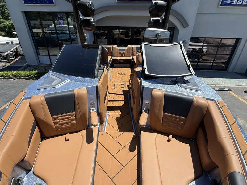 Slide: The Image of Interior of 2026 Malibu 26LSV with luxurious leather seating. - 32