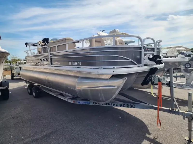 The Image of 2022 Sun Tracker 22 DLX pontoon boat on trailer. - 1