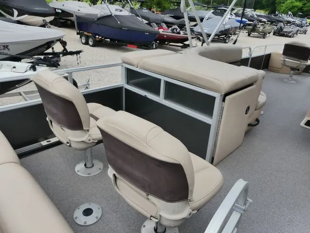 Slide: The Image of Sun Tracker Fishin' Barge 22 DLX 2017 - 10