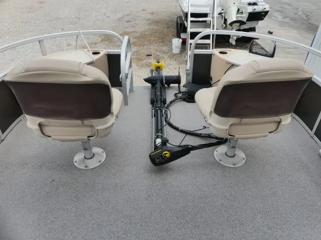 Slide: The Image of Sun Tracker Fishin' Barge 22 DLX 2017 - 12