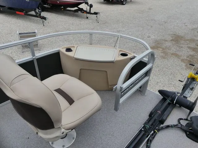 Slide: The Image of Sun Tracker Fishin' Barge 22 DLX 2017 - 13