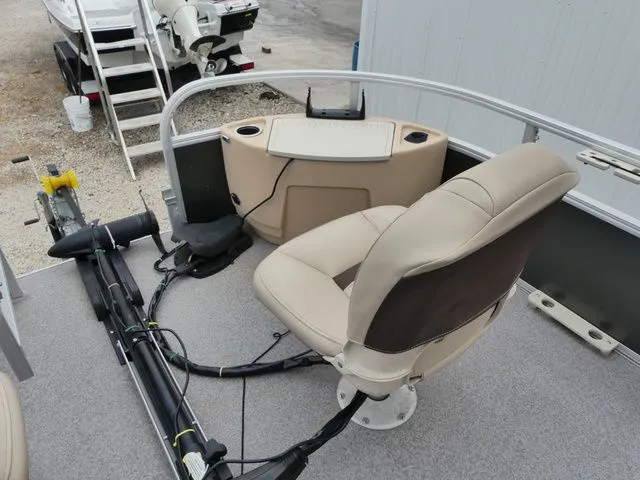 Slide: The Image of Sun Tracker Fishin' Barge 22 DLX 2017 - 14