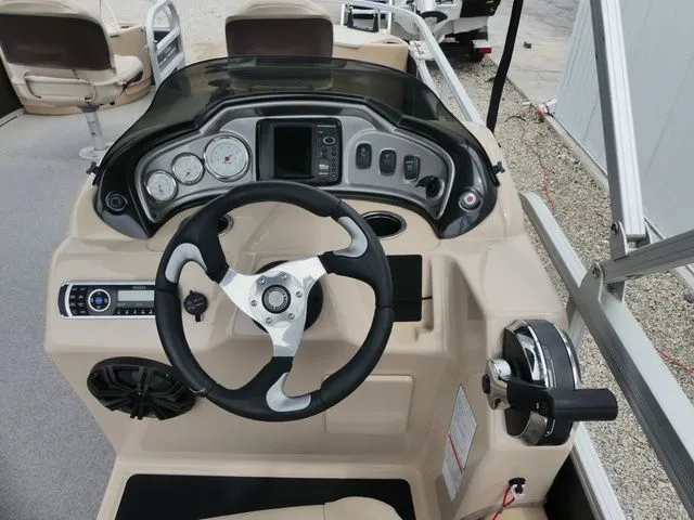 Slide: The Image of Sun Tracker Fishin' Barge 22 DLX 2017 - 18
