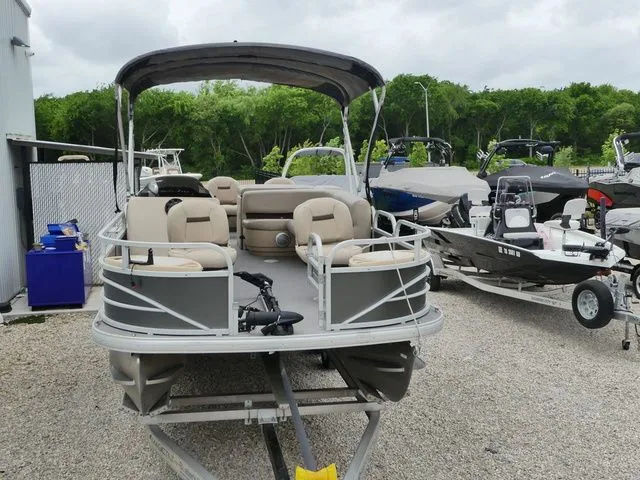 Slide: The Image of Sun Tracker Fishin' Barge 22 DLX 2017 - 5