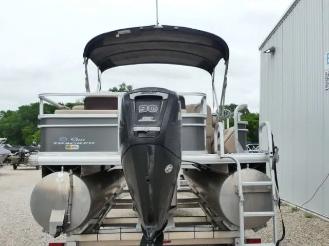 Slide: The Image of Sun Tracker Fishin' Barge 22 DLX 2017 - 6