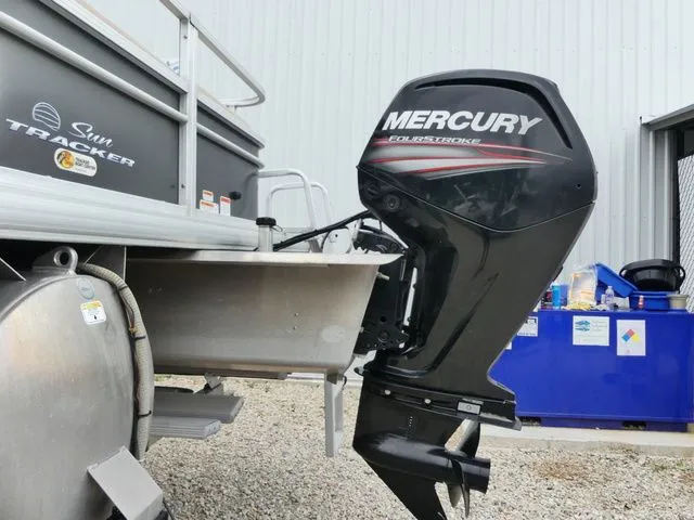 Slide: The Image of Sun Tracker Fishin' Barge 22 DLX 2017 - 7