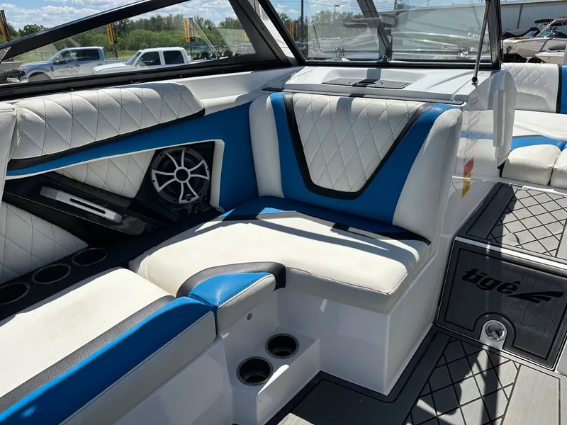 Slide: The Image of Tigé RZX3 2018 - 19