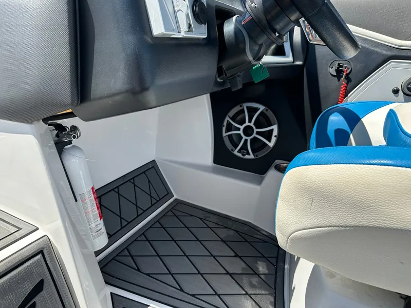 Slide: The Image of Tigé RZX3 2018 - 24