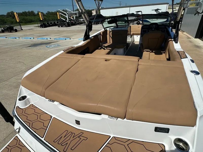 Slide: The Image of MasterCraft NXT22 2021 - 14