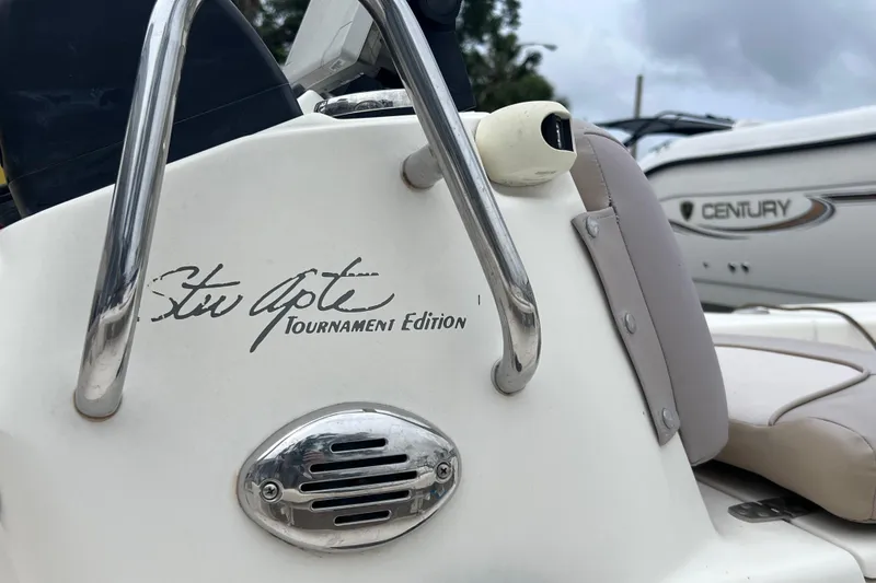 Slide: The Image of 2007 Scout 170 Costa boat, Stu Apte Tournament Edition, with chrome details and beige seating. - 15