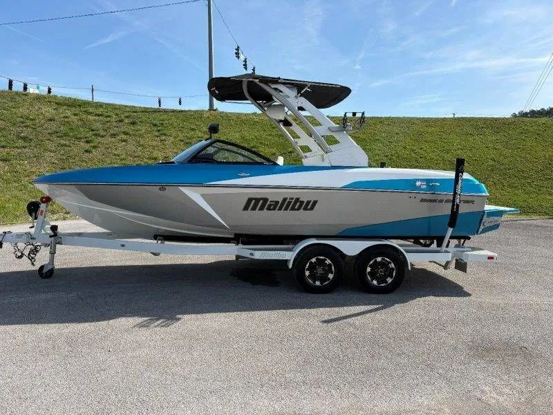 Slide: The Image of Malibu Wakesetter 22 VLX 2017 - 17