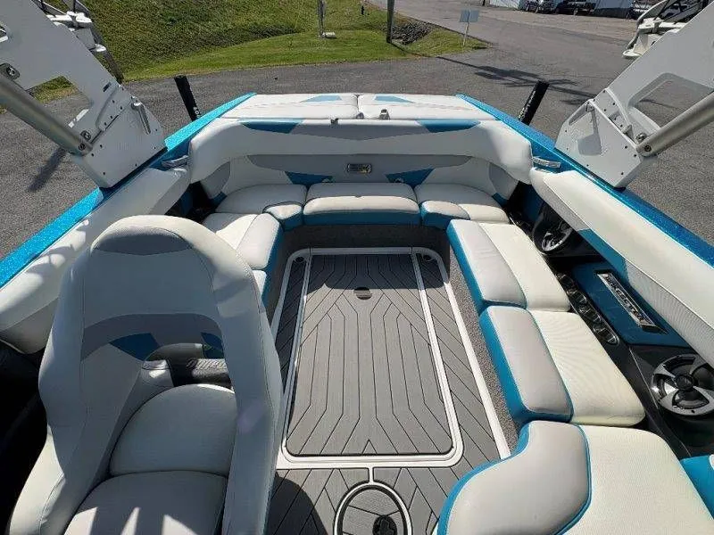 Slide: The Image of Malibu Wakesetter 22 VLX 2017 - 22