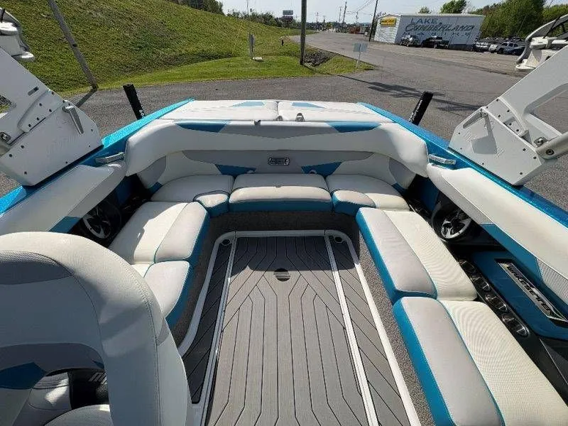 Slide: The Image of Malibu Wakesetter 22 VLX 2017 - 29