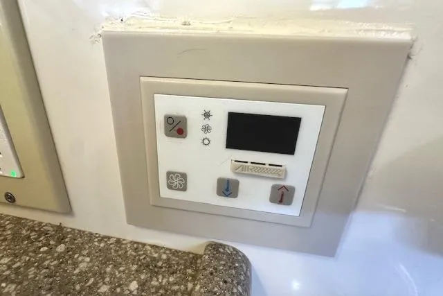 Slide: The Image of Control panel on a 2001 Maxum 3000 SCR boat, featuring temperature and fan settings. - 30