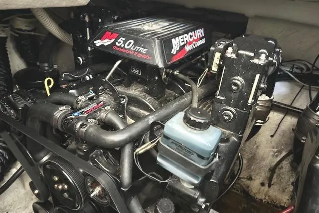 Slide: The Image of Engine of a 2001 Maxum 3000 SCR boat with Mercury MerCruiser 5.0L motor. - 33