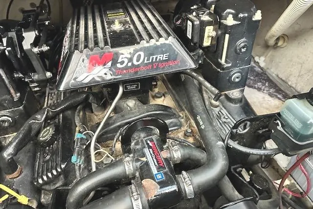 Slide: The Image of Engine of a 2001 Maxum 3000 SCR boat with 5.0 Litre Thunderbolt V ignition system. - 34