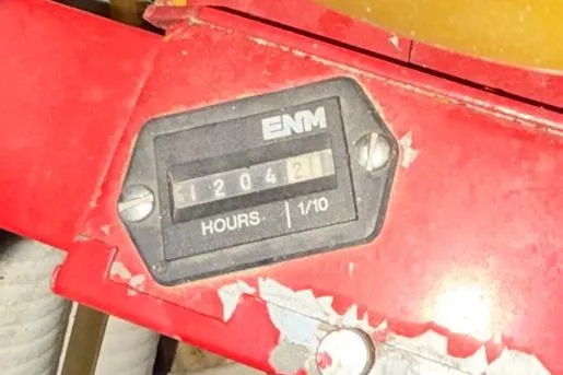 Slide: The Image of Hour meter showing 1204.2 hours on a 2001 Maxum 3000 SCR. - 37