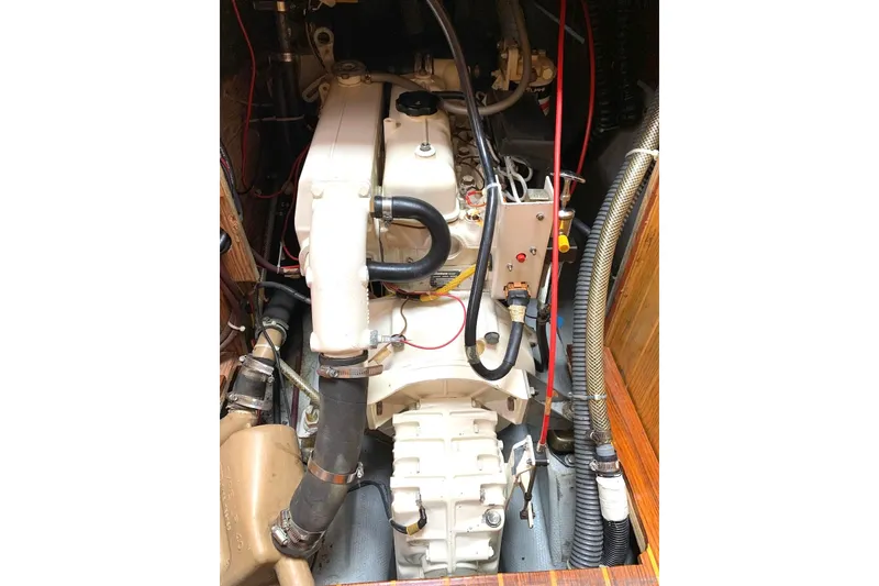 Slide: The Image of Vetus Diesel is accessible from 3 sides - 30