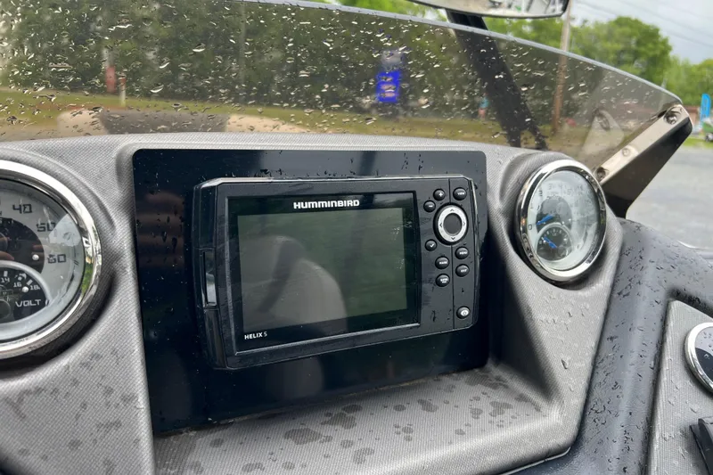 Slide: The Image of Dashboard of a 2021 Sylvan L5 DLZ boat with Humminbird Helix 5 display. - 10