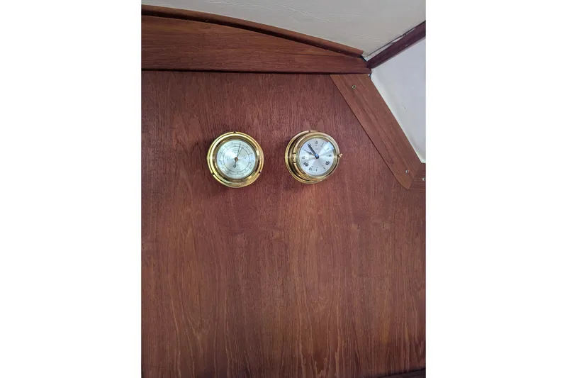 Slide: The Image of Wooden interior of 1980 SCEPTRE 36 yacht with brass barometer and clock. - 25