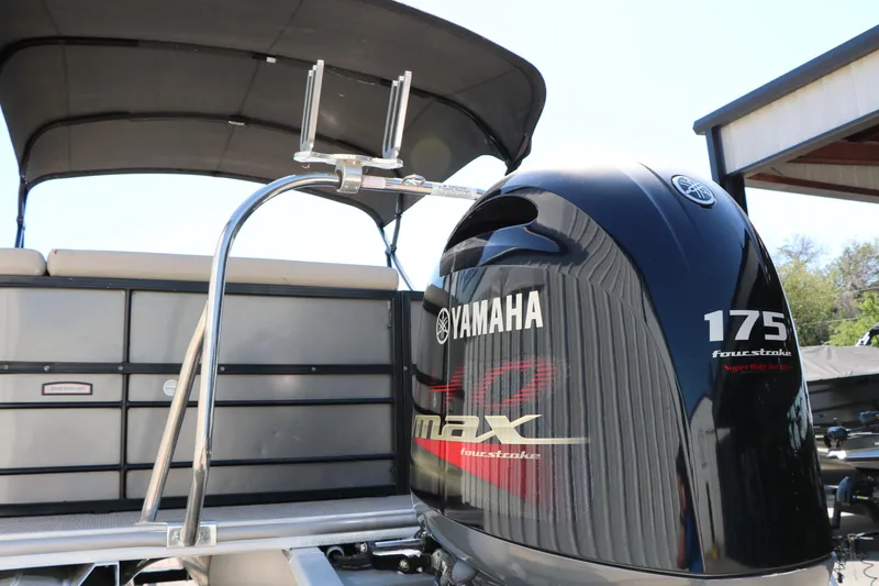 Slide: The Image of 2019 Berkshire 22CL CTS boat with Yamaha 175 horsepower outboard motor. - 12