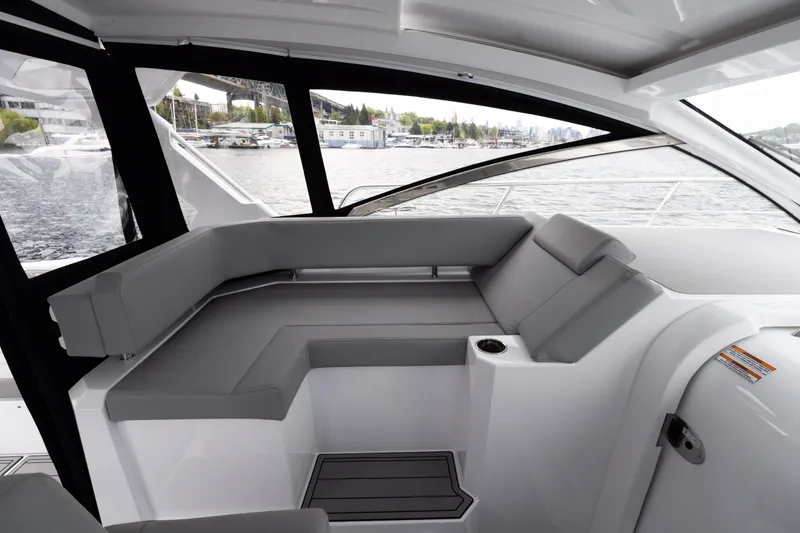 Slide: The Image of Cruisers 390 Express Coupe 2022 - 18
