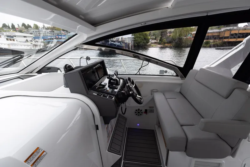 Slide: The Image of Cruisers 390 Express Coupe 2022 - 19