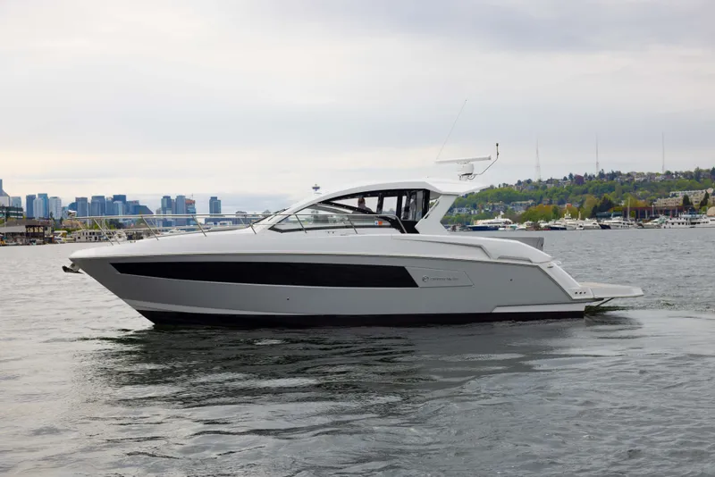 Slide: The Image of Cruisers 390 Express Coupe 2022 - 5