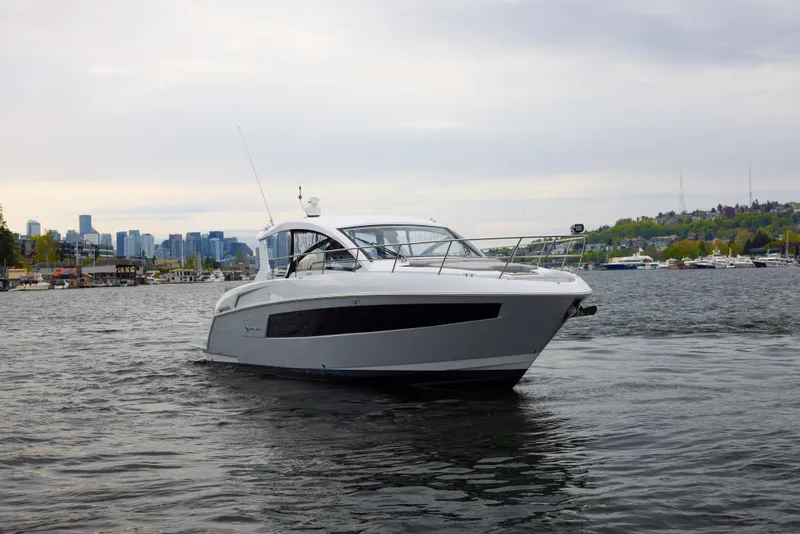 Slide: The Image of Cruisers 390 Express Coupe 2022 - 8