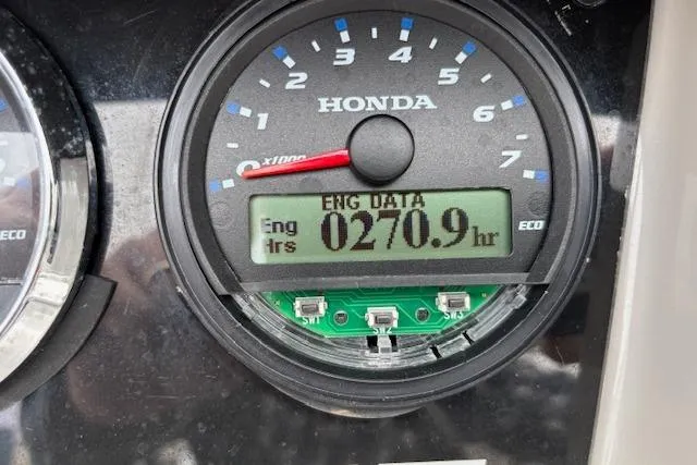 Slide: The Image of Honda engine hour meter displaying 270.9 hours on a 2021 Starcraft SLS 3. - 17